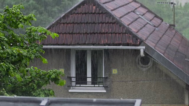 春雨在村中，天气多云，雨点落在地上视频素材