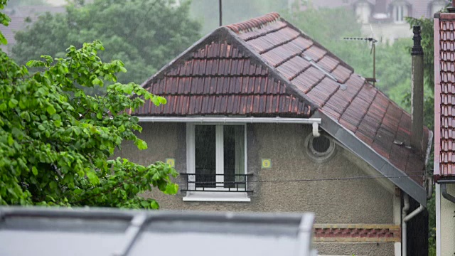 在乡村多雨的天气，雨点落在屋顶上，夏天视频素材