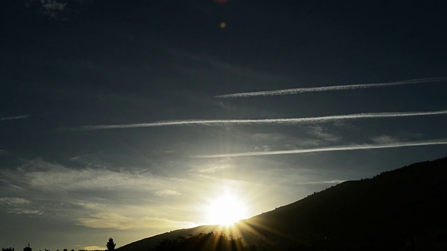 太阳在黎明时从山上升起视频素材