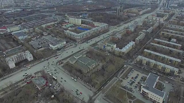 对城市的航空测量。从空中俯瞰俄罗斯城市。空中城市的房子，街道和公园。灰色的天空和车库真的是住宅区。航测在车里雅宾斯克开了很多车的街道。乌拉尔。空中飞行视频素材