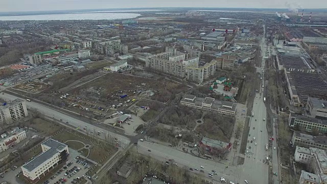 对城市的航空测量。从空中俯瞰俄罗斯城市。空中城市的房子，街道和公园。灰色的天空和车库真的是住宅区。航测在车里雅宾斯克开了很多车的街道。乌拉尔。空中飞行视频素材