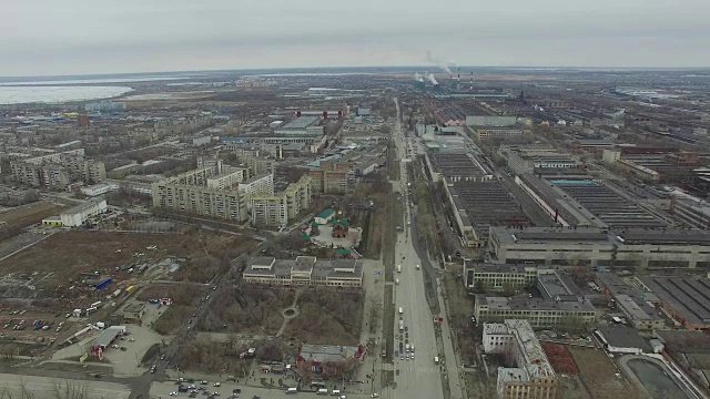 对城市的航空测量。从空中俯瞰俄罗斯城市。空中城市的房子，街道和公园。灰色的天空和车库真的是住宅区。航测在车里雅宾斯克开了很多车的街道。乌拉尔。空中飞行视频素材