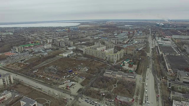 对城市的航空测量。从空中俯瞰俄罗斯城市。空中城市的房子，街道和公园。灰色的天空和车库真的是住宅区。航测在车里雅宾斯克开了很多车的街道。乌拉尔。空中飞行视频素材