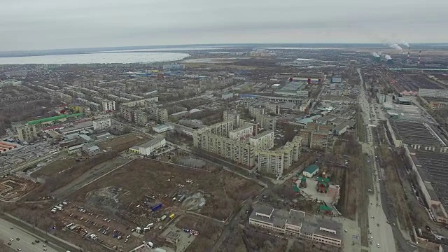 对城市的航空测量。从空中俯瞰俄罗斯城市。空中城市的房子，街道和公园。灰色的天空和车库真的是住宅区。航测在车里雅宾斯克开了很多车的街道。乌拉尔。空中飞行视频素材