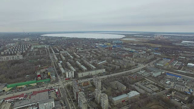 对城市的航空测量。从空中俯瞰俄罗斯城市。空中城市的房子，街道和公园。灰色的天空和车库真的是住宅区。航测在车里雅宾斯克开了很多车的街道。乌拉尔。空中飞行视频素材