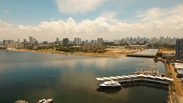 有摩天大楼和建筑物的空中城市。菲律宾,马尼拉马卡迪视频素材