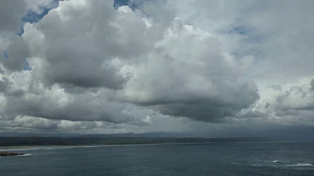 云，雨和彩虹的时间流逝在海上视频素材