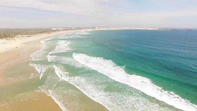 普拉亚多坎皮斯莫岛和Baleal naer Peniche岛在葡萄牙西海岸的海岸上视频素材