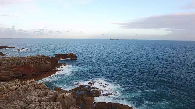 傍晚的岩石海岸鸟瞰图视频素材