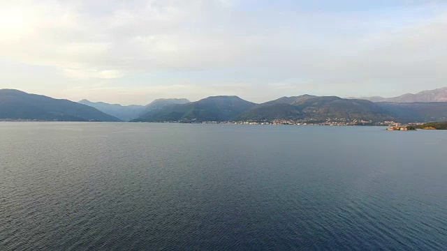 黑山的科托尔湾。高山、峡谷、大海视频素材