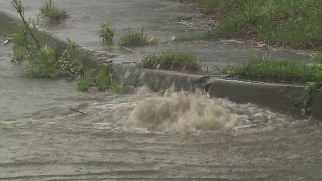 日本北海道，雨水从路边排水沟涌出视频素材