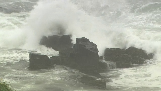 巨浪撞击岩石，北海道，日本视频素材