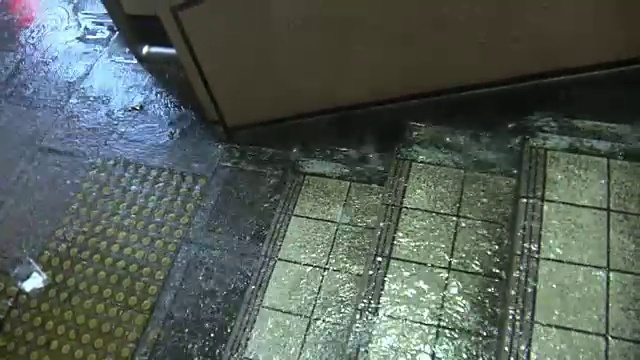 日本宫城县楼梯上的雨水视频素材