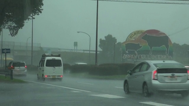 倾盆大雨中的汽车，鹿儿岛，日本视频素材