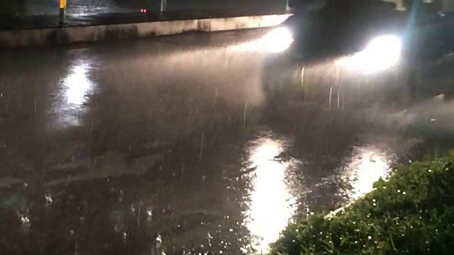 日本枥木县夜晚下大雨的汽车视频素材