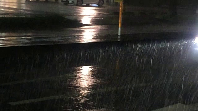 日本枥木县夜晚下大雨的汽车视频素材