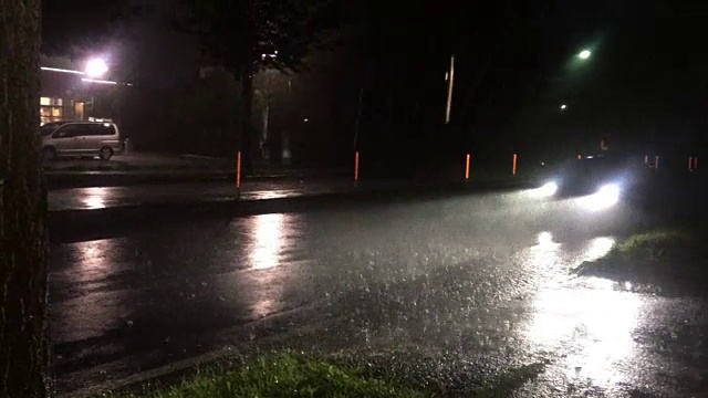 日本枥木县夜晚下大雨的汽车视频素材