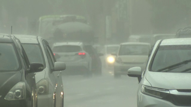 倾盆大雨中的汽车，群马县，日本视频素材