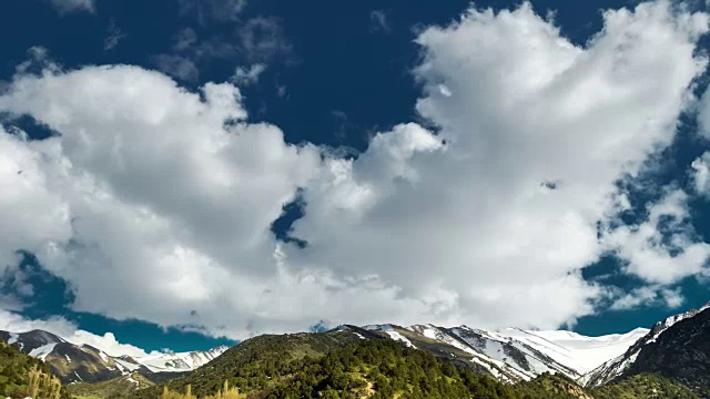 在落基山脉的山顶上漂浮的云视频素材