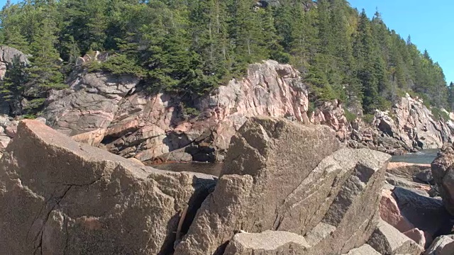 近距离观察:锋利的天然火山岩和北部海洋的岩石海岸视频素材