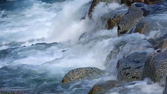 湍急的山河。视频下载