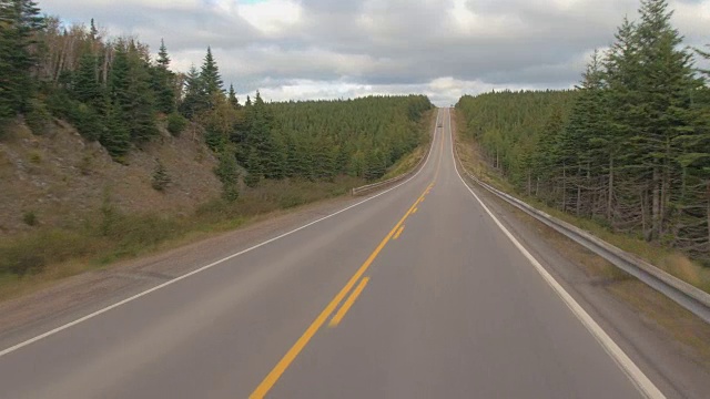 POV:行驶在空旷的州际公路上，穿过茂密的北方针叶林在加拿大视频素材