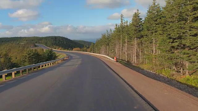 FPV:行驶在高速公路上，穿过北方针叶林，向海岸下降视频素材