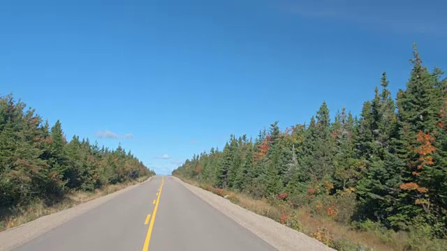 特写:越野车沿着空旷的高速公路通过加拿大的边远地区视频素材