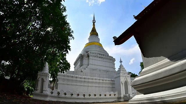 泰国北部，蓝天下的普拉觉南邦寺。视频素材