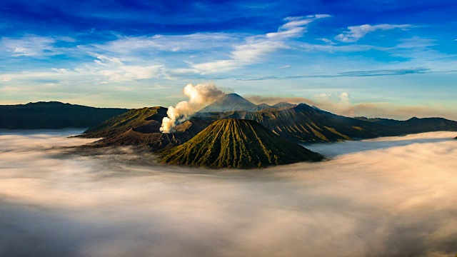 布罗莫火山在布罗莫山塞默鲁国家公园的时间跨山视频素材