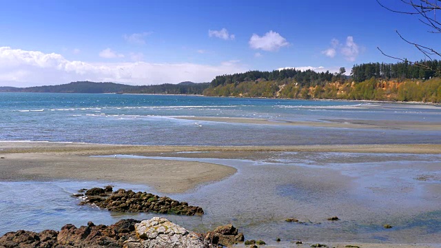 海滩沙低潮，蓝天碧水，海岸海洋自然景观视频素材