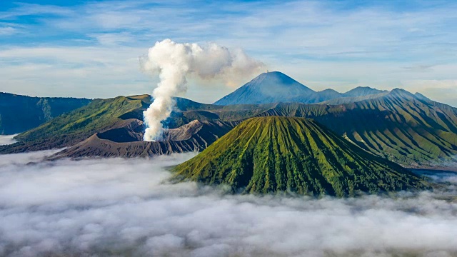 布罗莫火山在布罗莫山塞默鲁国家公园的时间跨山。视频素材