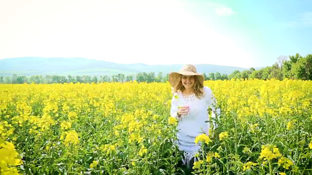 戴着帽子的女人在黄花菜地里视频素材