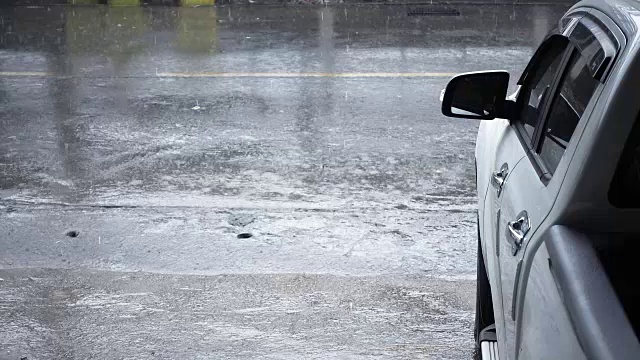 雨滴在路上的慢动作视频素材