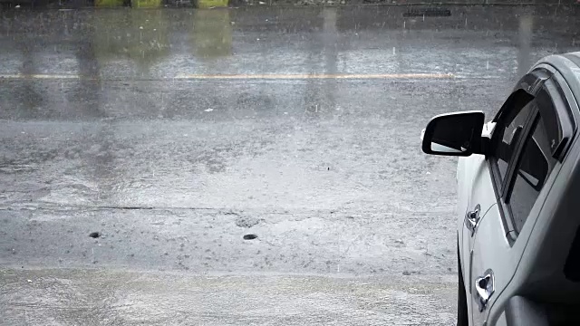 汽车行驶时雨滴在道路上的慢动作视频素材