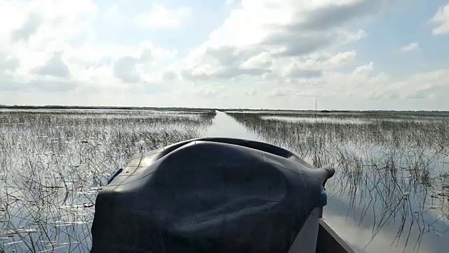 在河上漂浮传统的泰国船视频素材