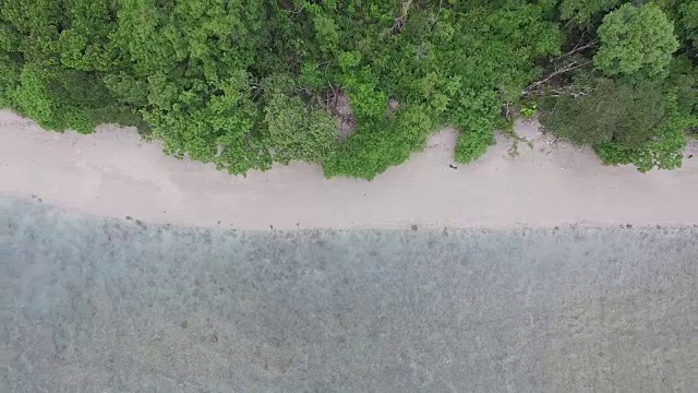 海浪撞击海滩的鸟瞰图视频素材