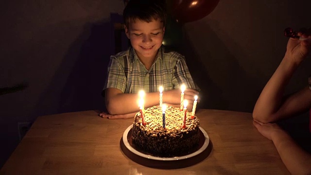 男孩和家人一起庆祝生日视频素材