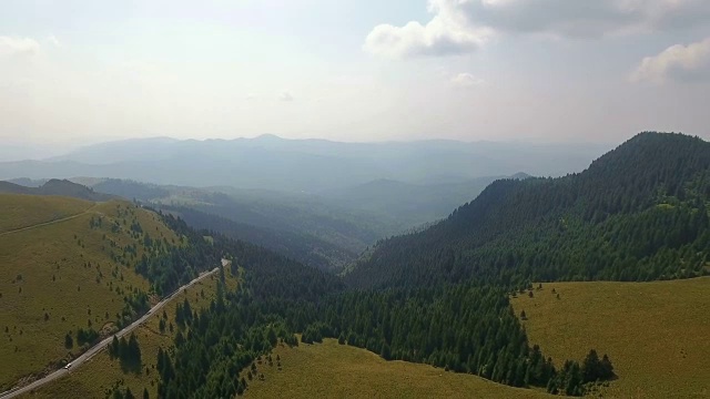 航拍狭窄的山谷和山脉视频素材