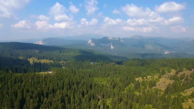 狭窄山谷和山脉的航拍镜头视频素材