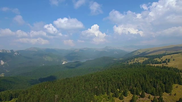 航拍狭窄的山谷和山脉视频素材