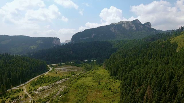 航拍狭窄的山谷和山脉视频素材