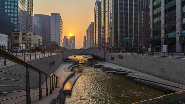 韩国首尔清溪川的日出时间，4K时间视频素材