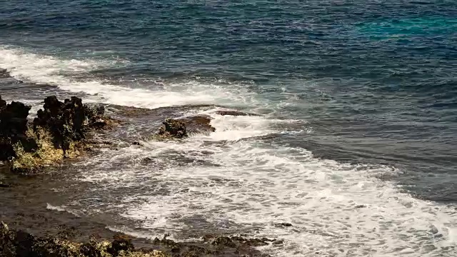 热带岛屿上的岩石海滩。菲律宾,Siargao视频素材