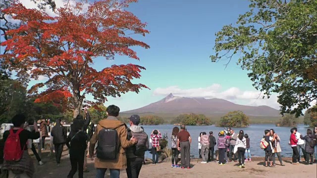 大沼湖岸边的游客视频素材