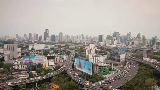 从白天到晚上的延时泰国曼谷高速公路上的交通视频素材