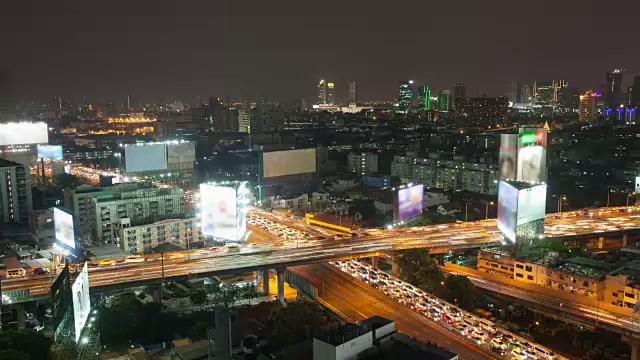 从白天到晚上的延时泰国曼谷高速公路上的交通视频素材