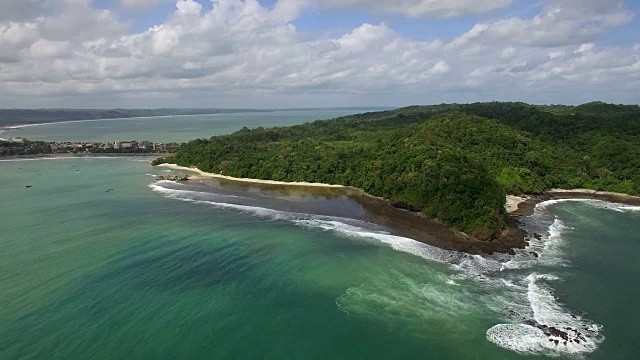 海浪撞击海滩的鸟瞰图视频素材