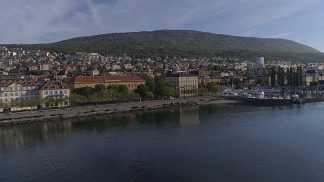 在Neuchâtel前跟随海鸥-空中4K -幻影4 PRO视频素材