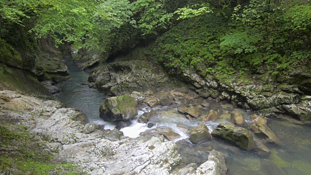 格鲁吉亚高加索山区库塔伊西附近的山区河流，河水清澈。Martvili峡谷视频素材